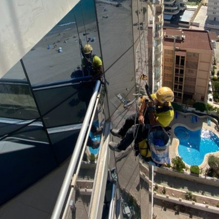 VERTIPRO-TRABAJOS-VERTICALES-EN-ALICANTE-LIMPIEZA-Y-SELLADO-DE-CRISTALES-1024x692