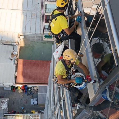 Vertipro-Trabajos-en-Altura-Limpieza-y-sellado-de-cristales-1-578x1024